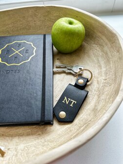 Zwarte sleutelhanger met initialen en fotohoudertje
