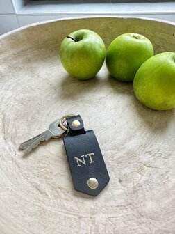 Zwarte sleutelhanger met initialen en fotohoudertje