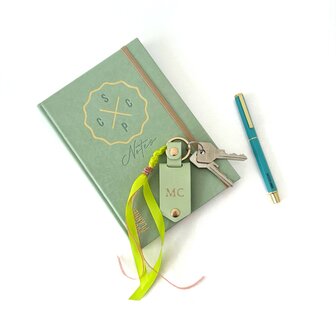 Groene sleutelhanger met initialen en fotohoudertje