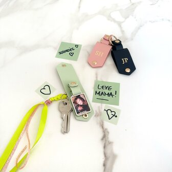 Groene sleutelhanger met initialen en fotohoudertje