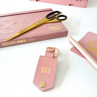 Roze sleutelhanger met initialen en fotohoudertje