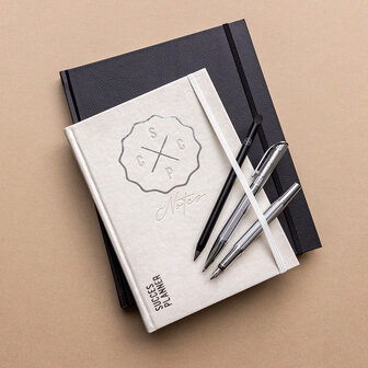 zwarte planner met schelpwit notitieboek