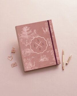 roze agenda met naam op 2026