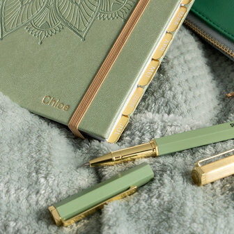 gouden maandtabs en groene rollerpen