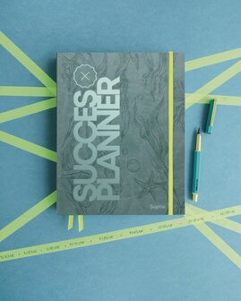 Blue Lagoon SuccesPlanner met fluo elastiek en lintjes. Blauw zeegroen zeethema