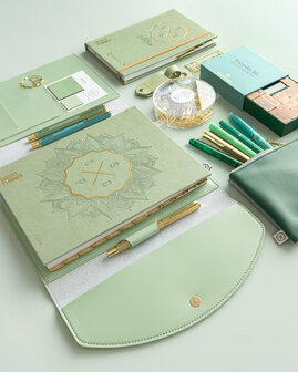 groene stationary en organiser met pennen