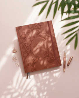 Terracotta academische planner agenda 2026-2027 weekplanner docenten leerkrachten  met pen in terracotta kleur balpen dure pen