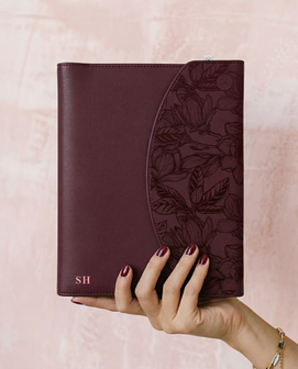 debossing, diepdruk in vegan leather leder vegan vriendelijk map