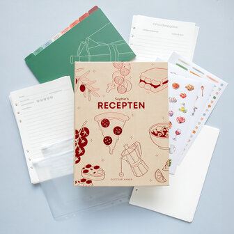 De receptenmap bevat handige tabs, stickervellen, receptenpaginas en notiitievellen. En 2 etuis in emet knappe mat gouden ringe