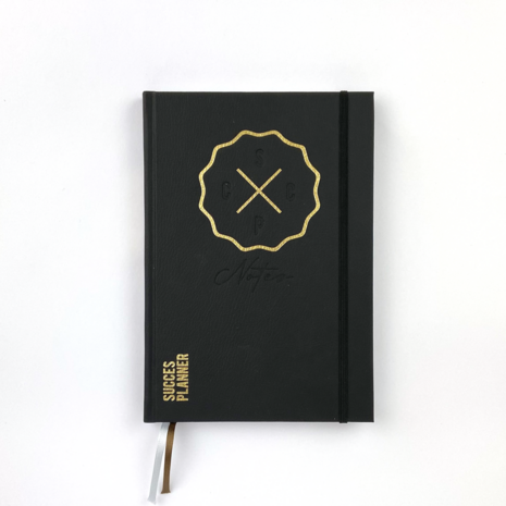 Zwart notitieboek met reliëfkaft