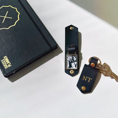 Zwarte sleutelhanger met initialen en fotohoudertje