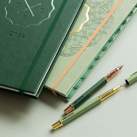Zen-groene SuccesPlanner 2025 maantabs pen