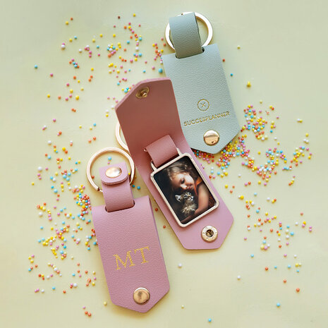 Roze sleutelhanger met initialen en fotohoudertje