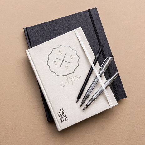 zwarte planner met schelpwit notitieboek