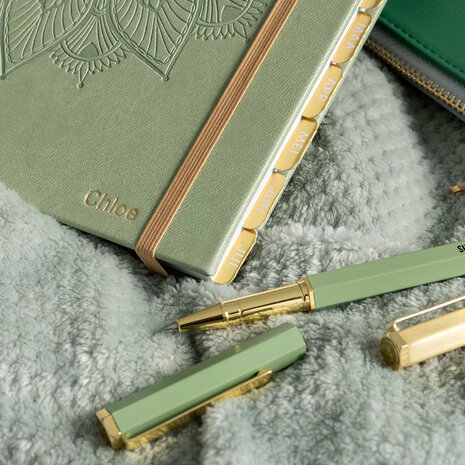 gouden maandtabs en groene rollerpen