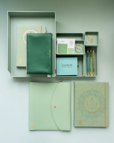 Deskset "bakjes" voor op de buro in het groen. 
