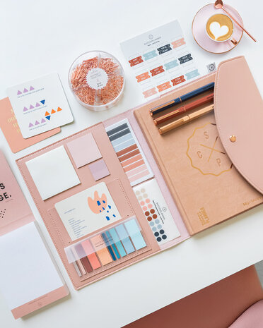 Roze organiser map met stationary SuccesPlanner 