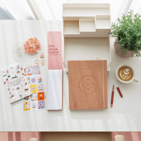 Witte deskset in de schaduw, zomer buro, koffie en to do lijstje