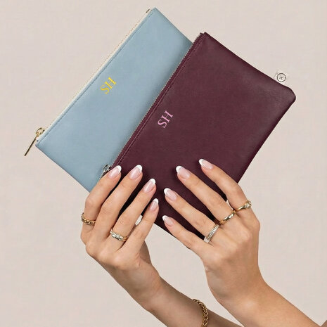 hand met Dubbelkleurige pennentuis etuis zwaht blauw en zengroenmet je initialen erop