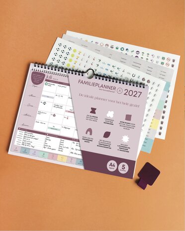 FamiliePlanner is met maandtabs, penhouder en 3 stickervellen inclusief