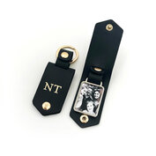 Zwarte sleutelhanger met initialen en fotohoudertje